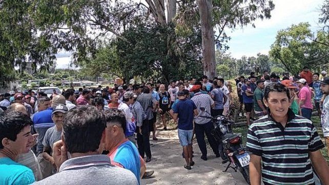 Pescadores de Victoria se concentraron en el ingreso de los frigoríficos para reclamar por la suba del precio de las piezas. No hay acuerdo y sigue el bloqueo.