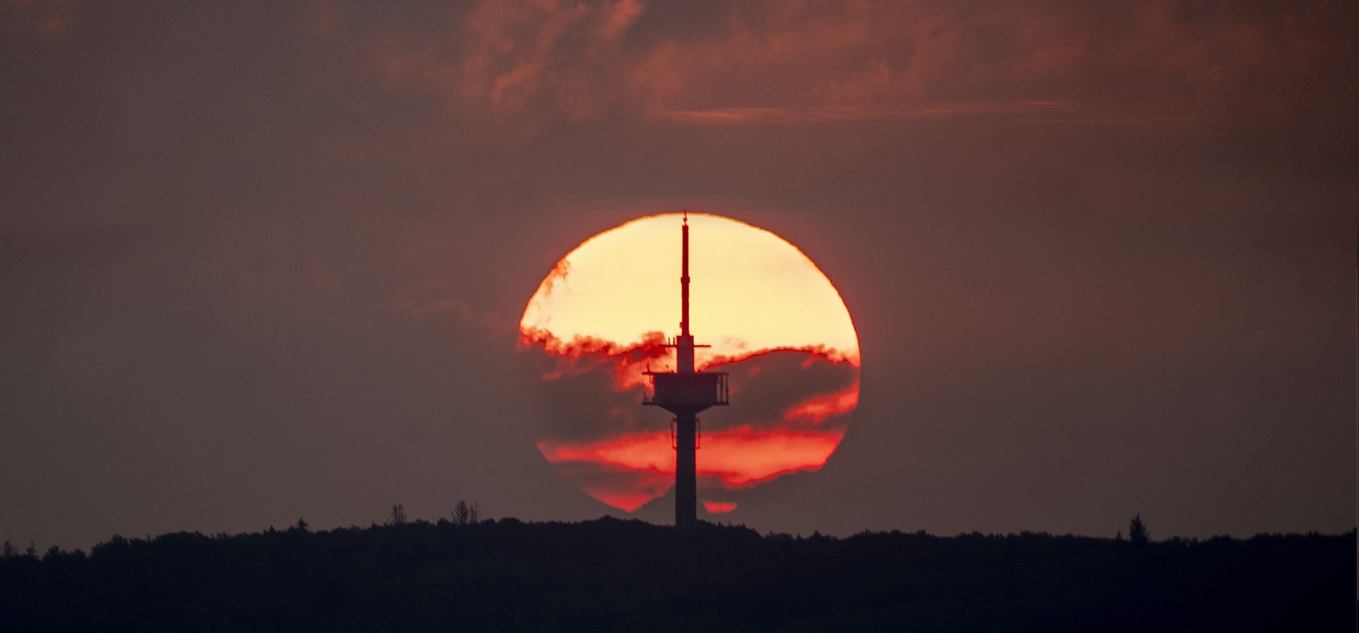 El sol sale junto a una pequeña torre de televisión en Wehrheim, cerca de Fráncfort, Alemania, el jueves 10 de agosto de 2023. (Foto AP/Michael Probst) El sol sale junto a una pequeña torre de televisión en Wehrheim, cerca de Fráncfort, Alemania, el jueves 10 de agosto de 2023. (Foto AP/Michael Probst)