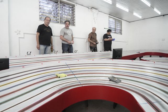 Ensayos finales a la carrera. Cuatro competidores realizan la puesta a puntos de sus prototipos sobre el trazado.