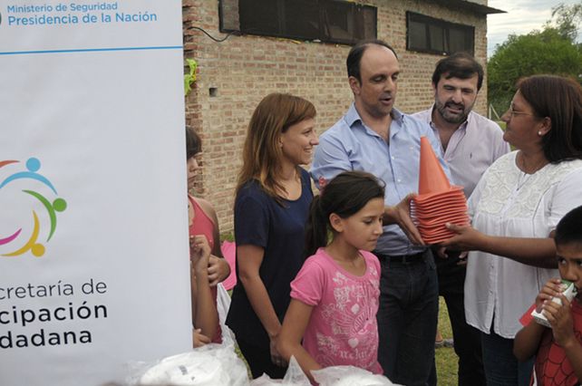En el barrio. Corral junto a Pereira y Caamaño