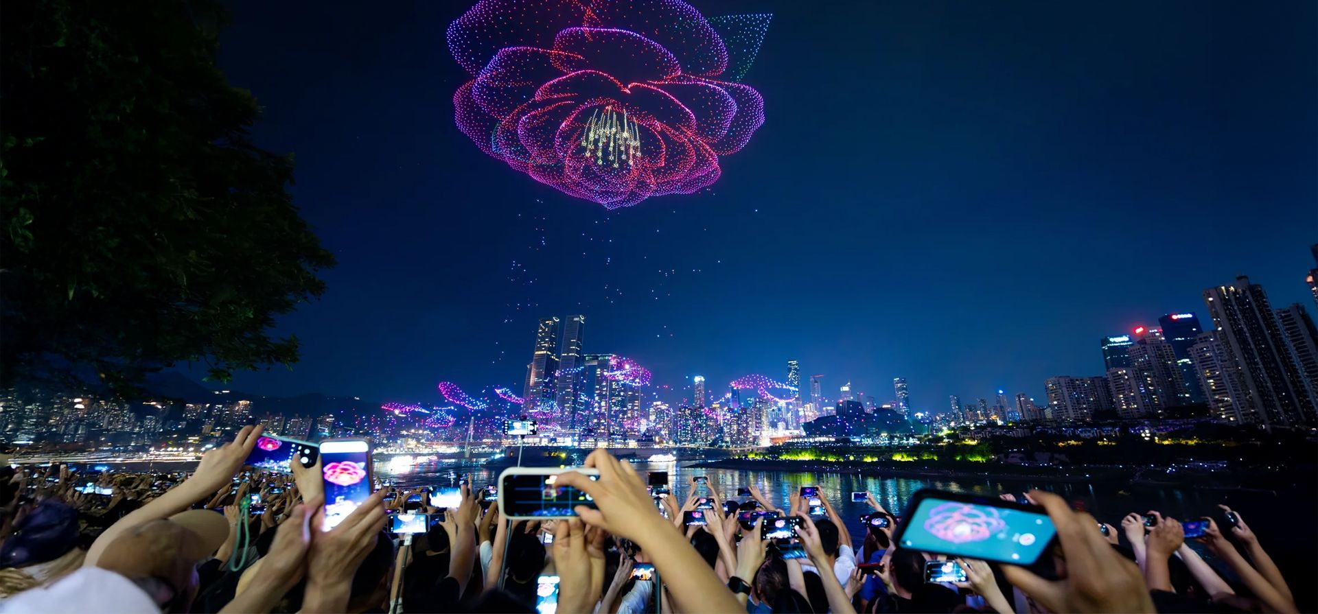 Un espectáculo de luces con drones establece un nuevo récord mundial Guinness por la imagen aérea más grande formada por 11.787 drones, Chongqing, China. Fotografía: Li Hongbo/VCG/Getty Images Un espectáculo de luces con drones establece un nuevo récord mundial Guinness por la imagen aérea más grande formada por 11.787 drones, Chongqing, China. Fotografía: Li Hongbo/VCG/Getty Images