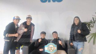 Los pugilistas locales Marcos y Elías Jaime, Nahuel Ramos, Iván Frutos y Zamira Beber en la Redacción de UNO, con el cinturón de la Federación Entrerriana de Box.