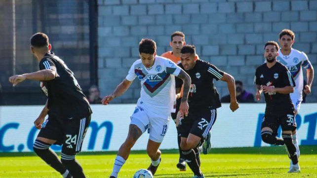 Godoy Cruz recibe a Riestra en busca del milagro de forzar un desempate para no descender