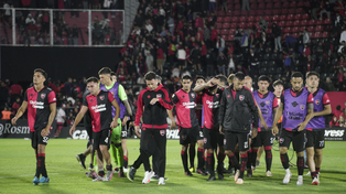 El plantel deja la cancha tras la derrota.ante Boca en el Coloso.