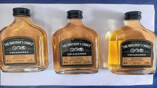 El hombre manejaba borracho y llevaba tres petacas de whisky