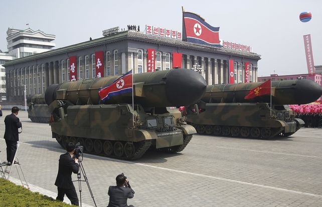 Corea del Norte exhibe todo su poderío militar en un desfile y amenaza a Estados Unidos