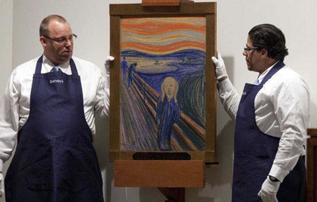 Dos empleados de Sothebys muestran el cuadro de 1895.