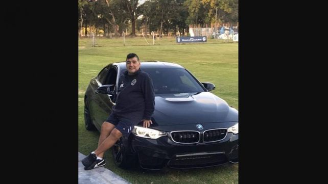 Diego Maradona con el BMW que será subastado junto con otros bienes del astro.