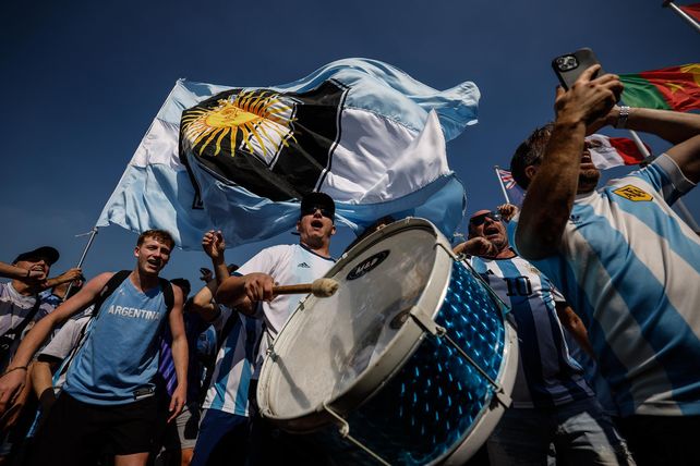 Hinchas argentinos realizaron un banderazo para darle apoyo a la selección nacional