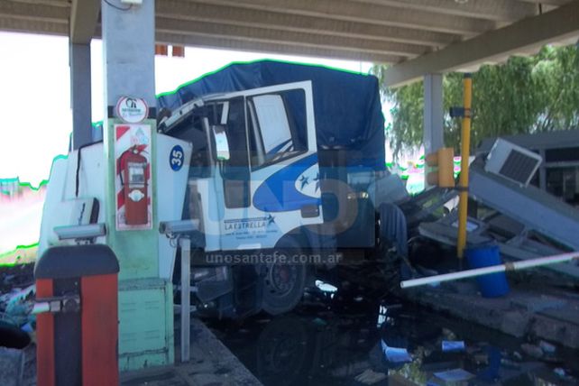 Un camión atropelló y arrancó las cabinas del peaje en la ruta nacional N 19