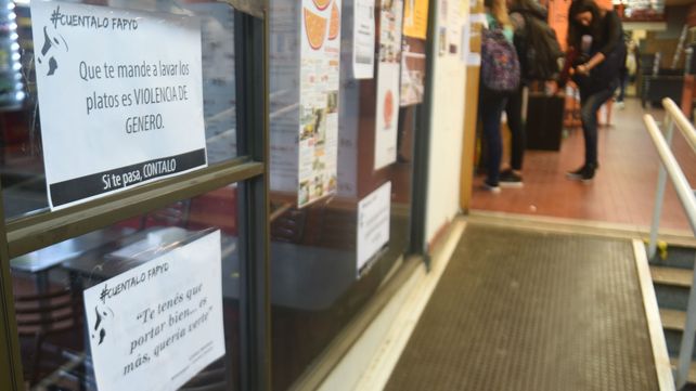 Los carteles en la Facultad de Arquitectura promovieron nuevas acciones institucionales.&nbsp;