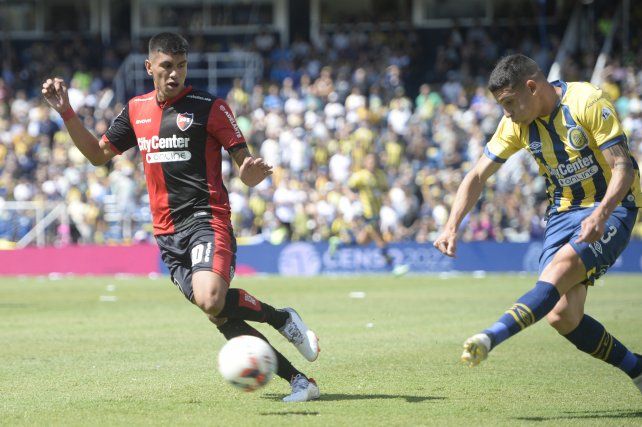 Lautaro Blanco y Nicolás Castro en el último clásico rosarino en Arroyito.