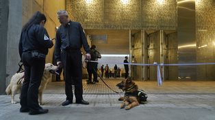 El portón de ingreso a Salta 2141 fue diseñado por Agostina Montefusco, hija de Hugo, víctima aquel 6 de agosto