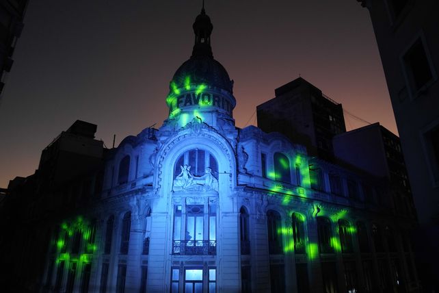 Majestuosa. La histórica fachada de Sarmiento y Córdoba fue iluminada anoche&nbsp;