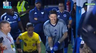 El arquero Cássio, de Cruzeiro, debió retirarse en pleno partido para ir al baño.