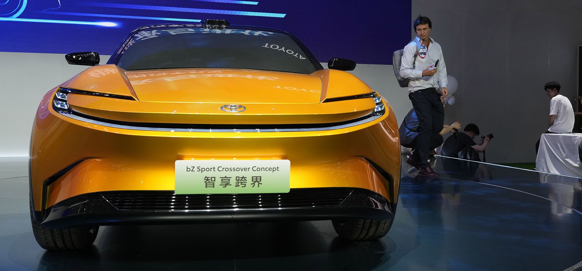 Asistentes observan el automóvil bZ Sport Crossover Concept del fabricante de automóviles japonés Toyota exhibido durante la feria Auto Shanghai 2023 en Shanghái, el martes 18 de abril de 2023. (Foto AP/Ng Han Guan)