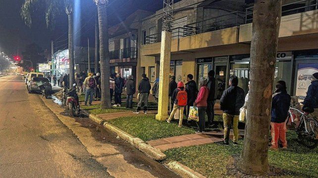 Numerosas personas se acercaron para llevarse un plato de comida caliente en la previa al partido de la Selección.