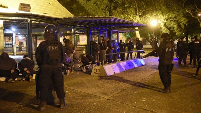 En el Palomar. Los hinchas de Newell`s fueron trasladados a la Comisaría de la zona.&nbsp;