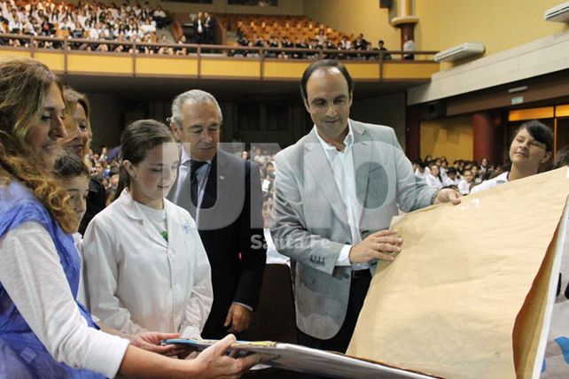 Más de mil estudiantes santafesinos juraron respetar la Constitución Nacional