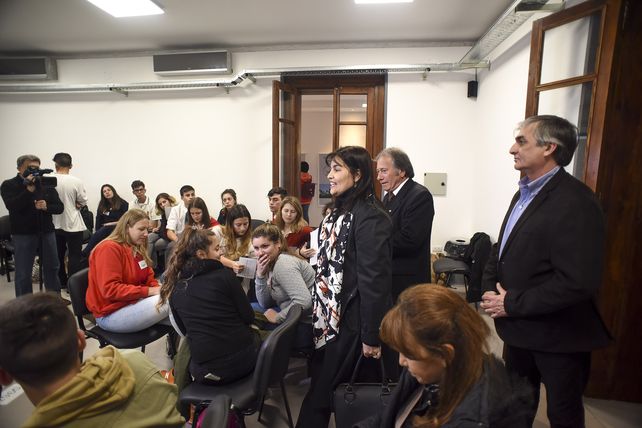 Mariel Ávila de Bordet entre los estudiantes secundarios.&nbsp;