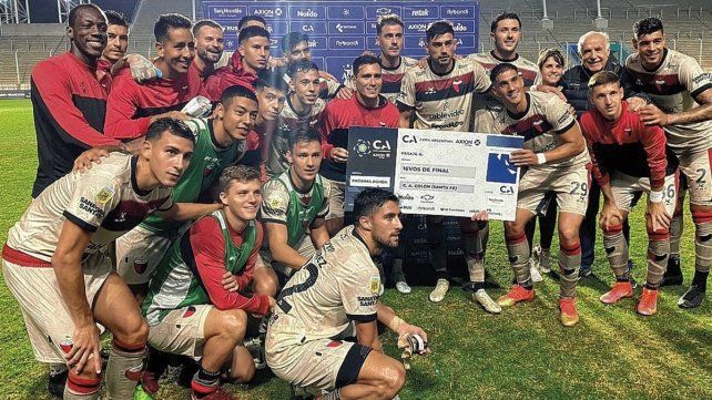 Los jugadores de Colón festejaron el pasaporte a la siguiente instancia.