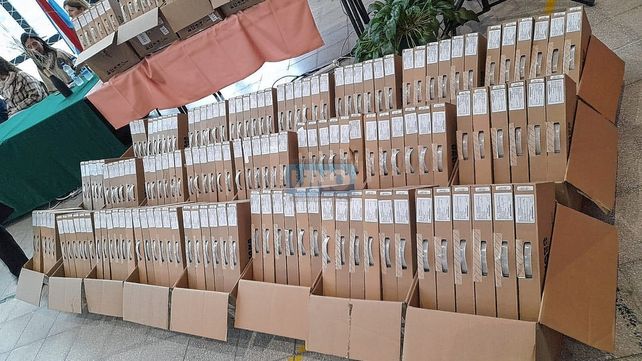 Entregaron 174 netbooks a alumnos de escuela del Centenario