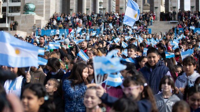 La jura de la bandera de los estudiantes de 4.º grado