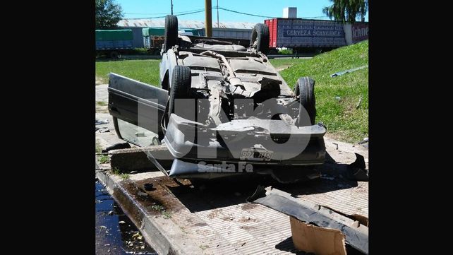 Perdió el control del vehículo y cayó desde un puente de la avenida de la Constitución