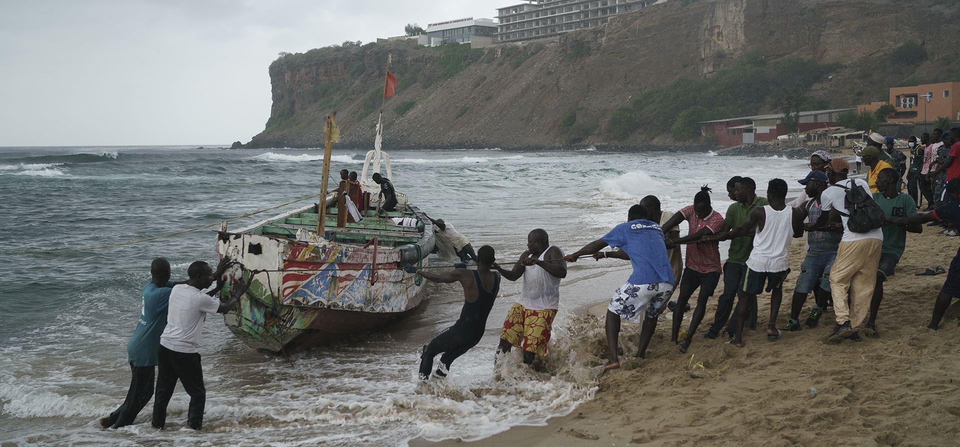 Un grupo de personas ayuda para sacar del mar un bote que, de acuerdo con testigos, naufragó en las costas de Dakar, Senegal, el lunes 24 de julio de 2023. (AP Foto/Leo Correa) Un grupo de personas ayuda para sacar del mar un bote que, de acuerdo con testigos, naufragó en las costas de Dakar, Senegal, el lunes 24 de julio de 2023. (AP Foto/Leo Correa)