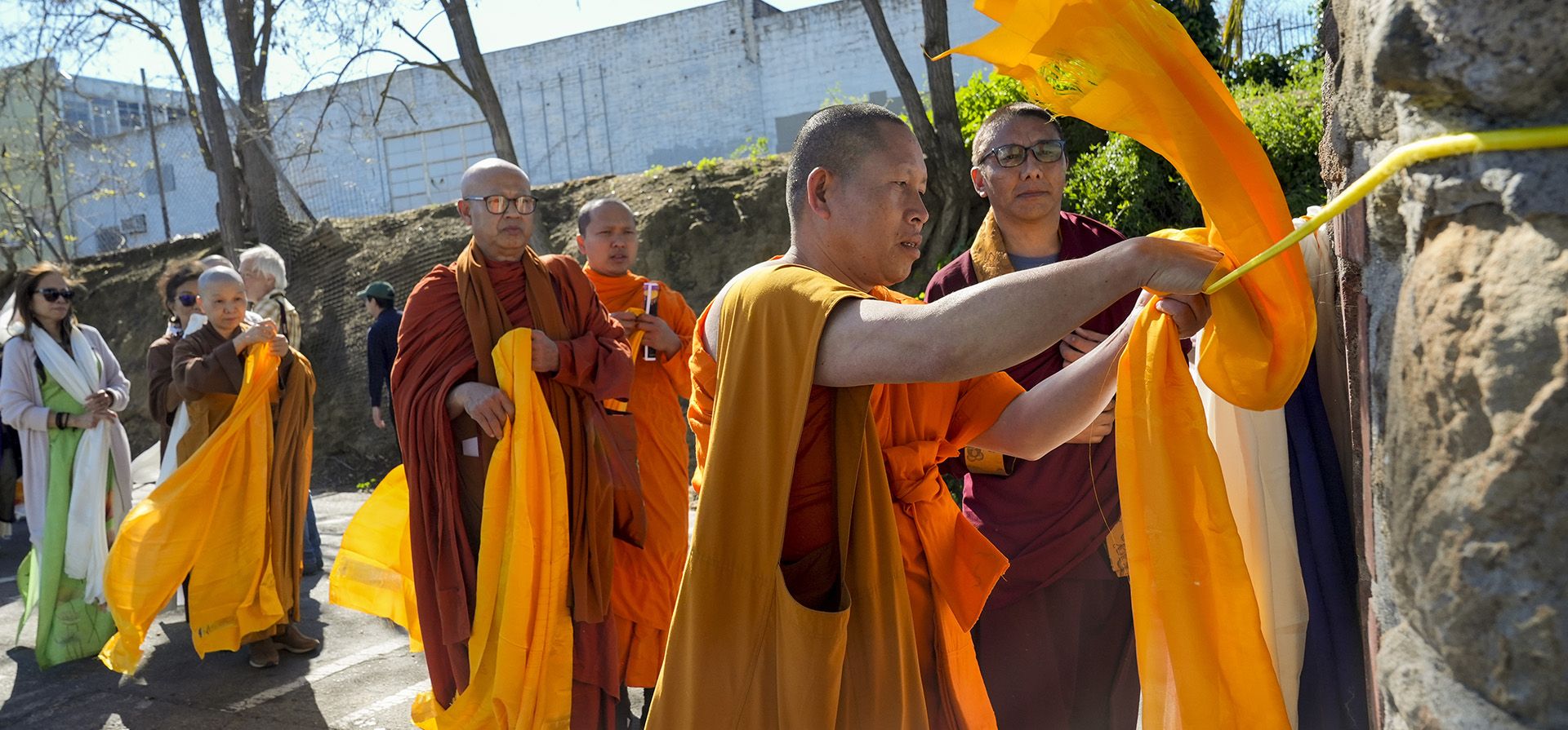 Khammai Sayakoummane, en el centro, coloca un pañuelo tibetano en el lugar de nacimiento de Antioquía durante la peregrinación "May We Gather", en Antioch, California. El evento tenía como objetivo utilizar la limpieza kármica a través de cánticos, oraciones y testimonios de curar el trauma racial causado por la discriminación contra los chinos en Antioquía en la década de 1870. (Foto AP/Godofredo A. Vásquez) Khammai Sayakoummane, en el centro, coloca un pañuelo tibetano en el lugar de nacimiento de Antioquía durante la peregrinación "May We Gather", en Antioch, California. El evento tenía como objetivo utilizar la limpieza kármica a través de cánticos, oraciones y testimonios de curar el trauma racial causado por la discriminación contra los chinos en Antioquía en la década de 1870. (Foto AP/Godofredo A. Vásquez)