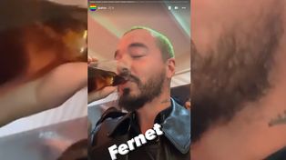 J Balvin disfruta del asado
