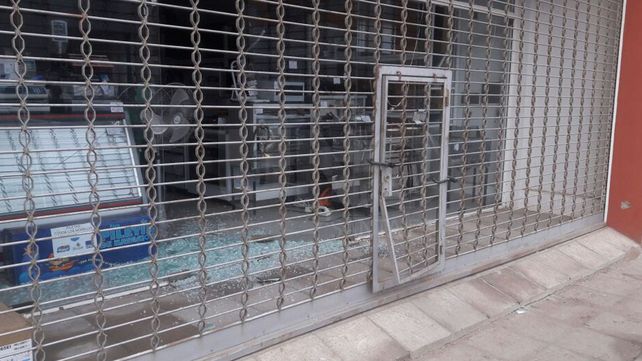 Rompieron una vidriera y forzaron una reja de un comercio en barrio Don Bosco
