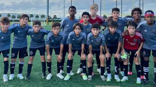 Thiago Messi, el segundo de izquierda a derecha, debutó con el equipo sub-12 de la academia de Inter Miami