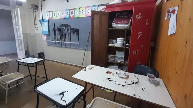 Una de las aulas vandalizadas en la Escuela Carrasco, en barrio Alberdi. Fue en junio de 2022. 