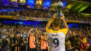 Marco Ruben levanta la copa frente a los hinchas en el estadio Malvinas Argentinas.