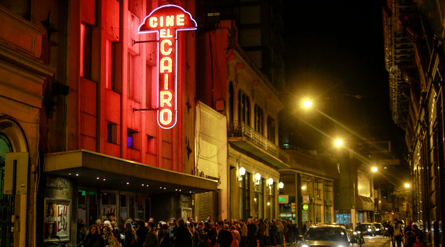 Cine El Cairo, ubicado en Santa Fe y Sarmiento