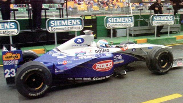Esteban Tuero en los boxes de Melbourne