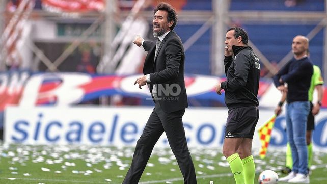 Eduardo Domínguez debe definir si mantiene el equipo o modifica el esquema e incluye un defensor más.﻿