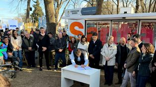 “Esta firma subraya el compromiso asumido en la búsqueda de soluciones para la comunidad”, subrayó el mandatario.