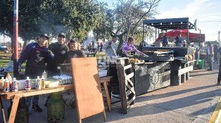 Puestos de comida y carribares en las inmediaciones a la cancha de Colón.