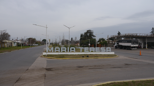 El ingreso a María Teresa, el pueblo del sur de la provincia que cuenta con paneles solares para abastecer a seis instituciones de la comuna.