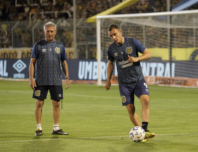 Marco Ruben será titular en Central ante Barracas Central en el Gigante.