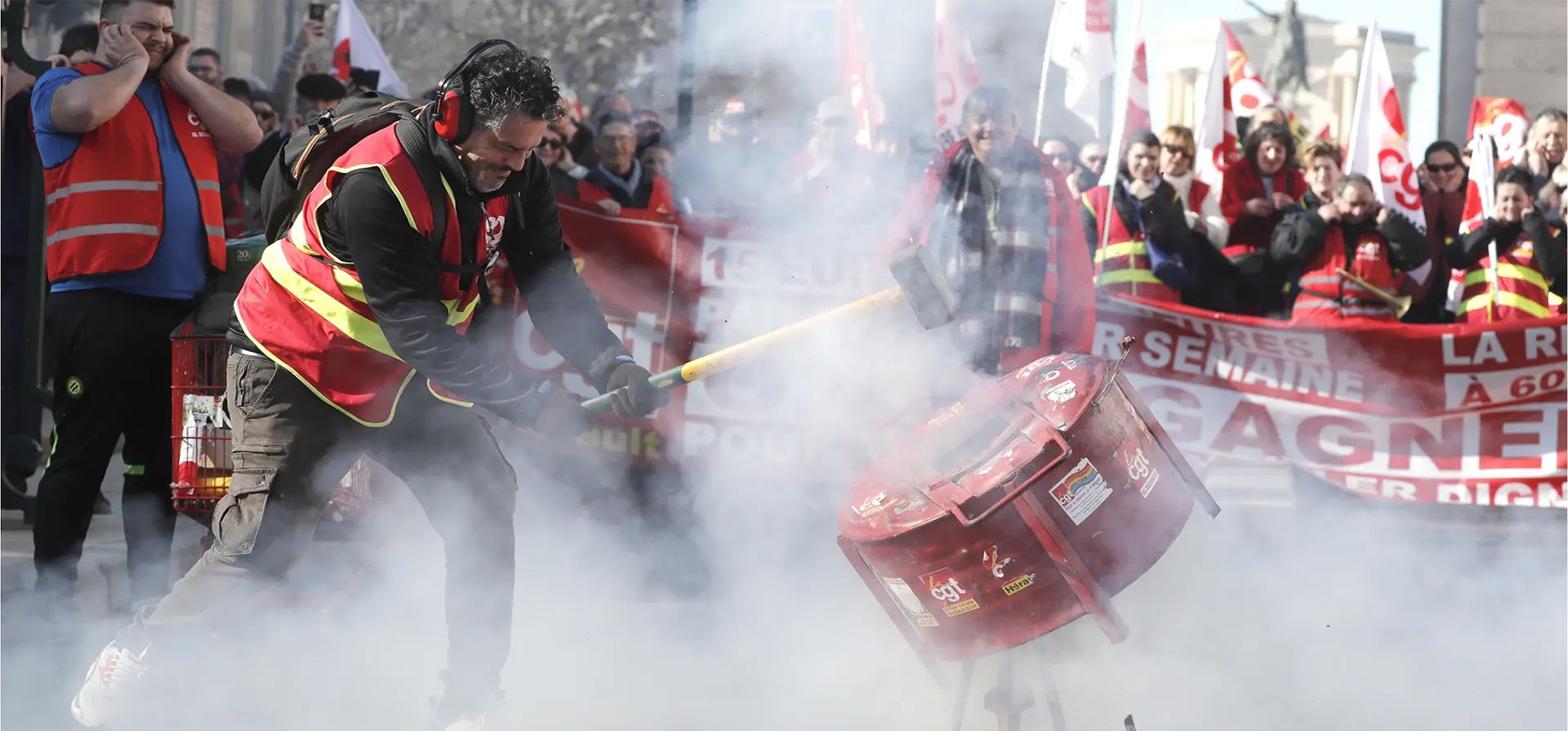 Un manifestante toca un tambor mientras la gente marcha contra la reforma de la edad de jubilación del gobierno francés, Montpellier, Francia. Fotografía: Guillaume Horcajuelo/EPA