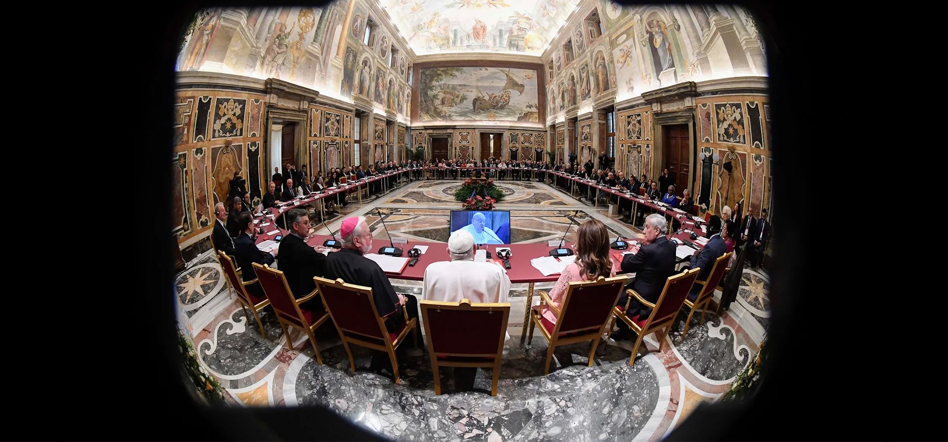 El papa Francisco se sienta junto a Rania Al Abdullah, reina de Jordania, en la primera cumbre internacional sobre los derechos del niño en el Salón Clementino de la Ciudad del Vaticano, Roma, Italia. Fotografía: Vatican Pool/Getty Images El papa Francisco se sienta junto a Rania Al Abdullah, reina de Jordania, en la primera cumbre internacional sobre los derechos del niño en el Salón Clementino de la Ciudad del Vaticano, Roma, Italia. Fotografía: Vatican Pool/Getty Images