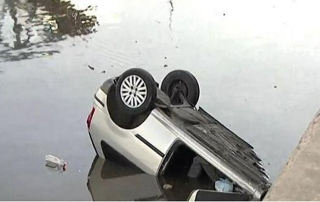 Al agua. Así quedó el Volkswagen Gol.