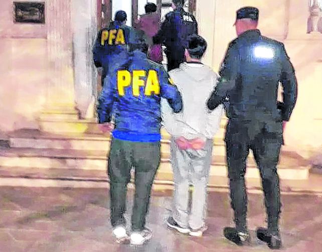 arresto y traslado. Uno de los detenidos es ingresado al edificio de la Policía Federal.