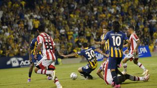 Casi cayéndose, Tomás O’Connor saca el remate que se convertirá en el gol de la victoria en el Gigante.