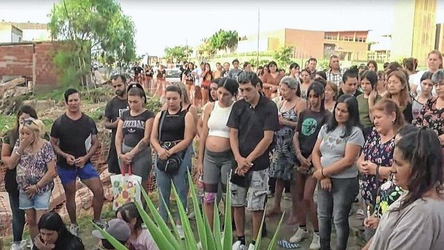 Mucha gente se acercó a la misa por Kiara y Patricia en Paraná.