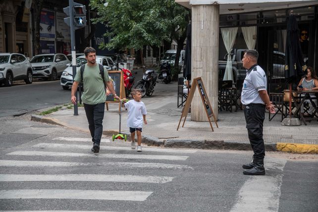 Comienzo de clases: operativo para evitar doble fila en la puerta de escuelas