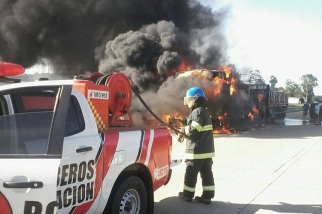 Ruta 14: Se incendió un camión que transportaba una mudanza